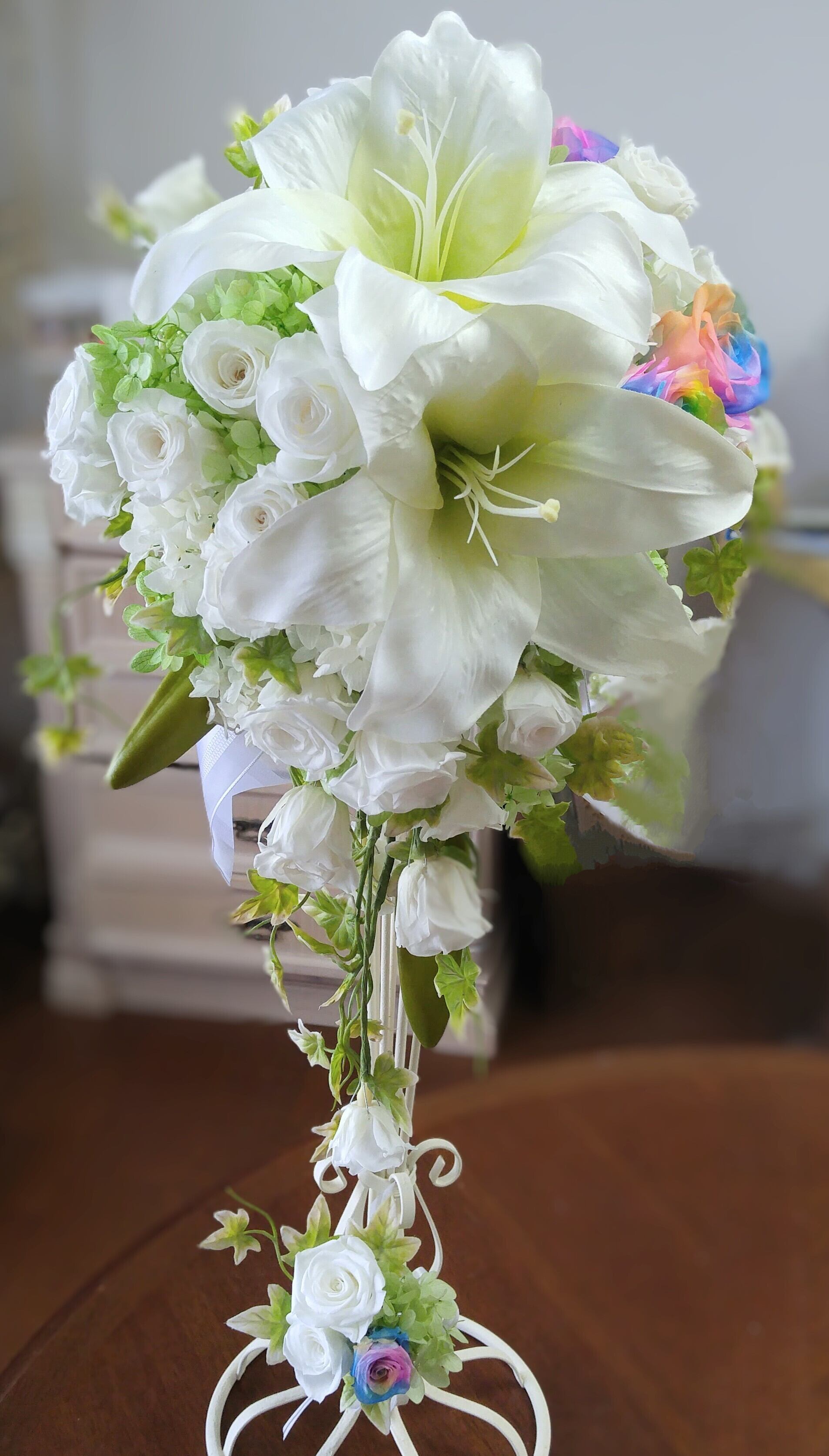 カサブランカと白バラにレインボーローズをプラス