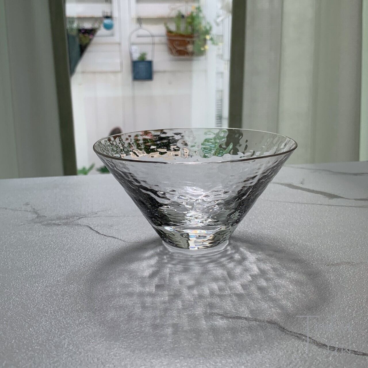 朝とガラスの相性が良すぎます。テーブルにおとす影も美しいです。