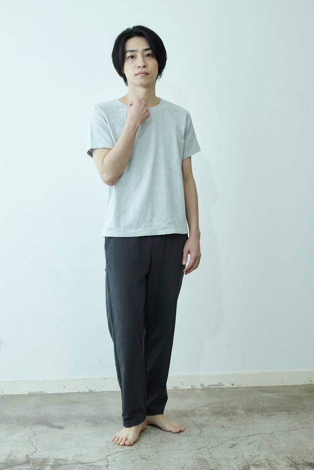 MEN］クルーネック Tシャツ（グレー／チャコール／ブラック） | sumigi