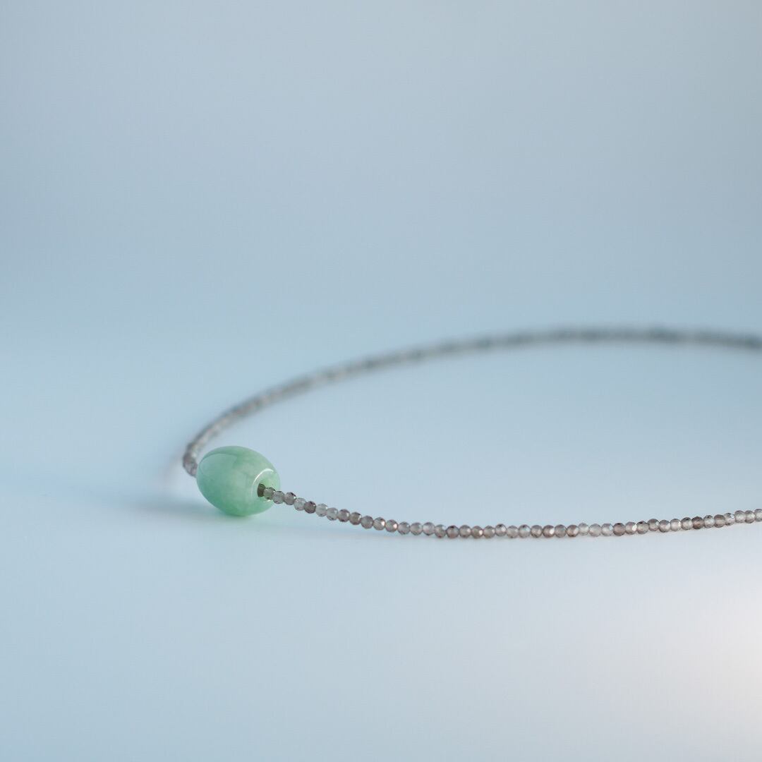 カットの入ったスモーキークウォーツのネックレス単体でも素敵にお使いいただけます