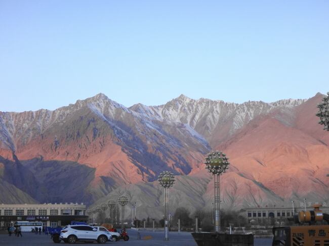 朝日に染まる国境の町タシュクルガン