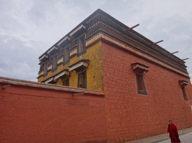 静かな時間が流れる寺の境内