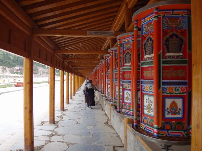 巡礼するチベット族の女性