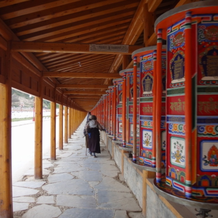巡礼するチベット族の女性