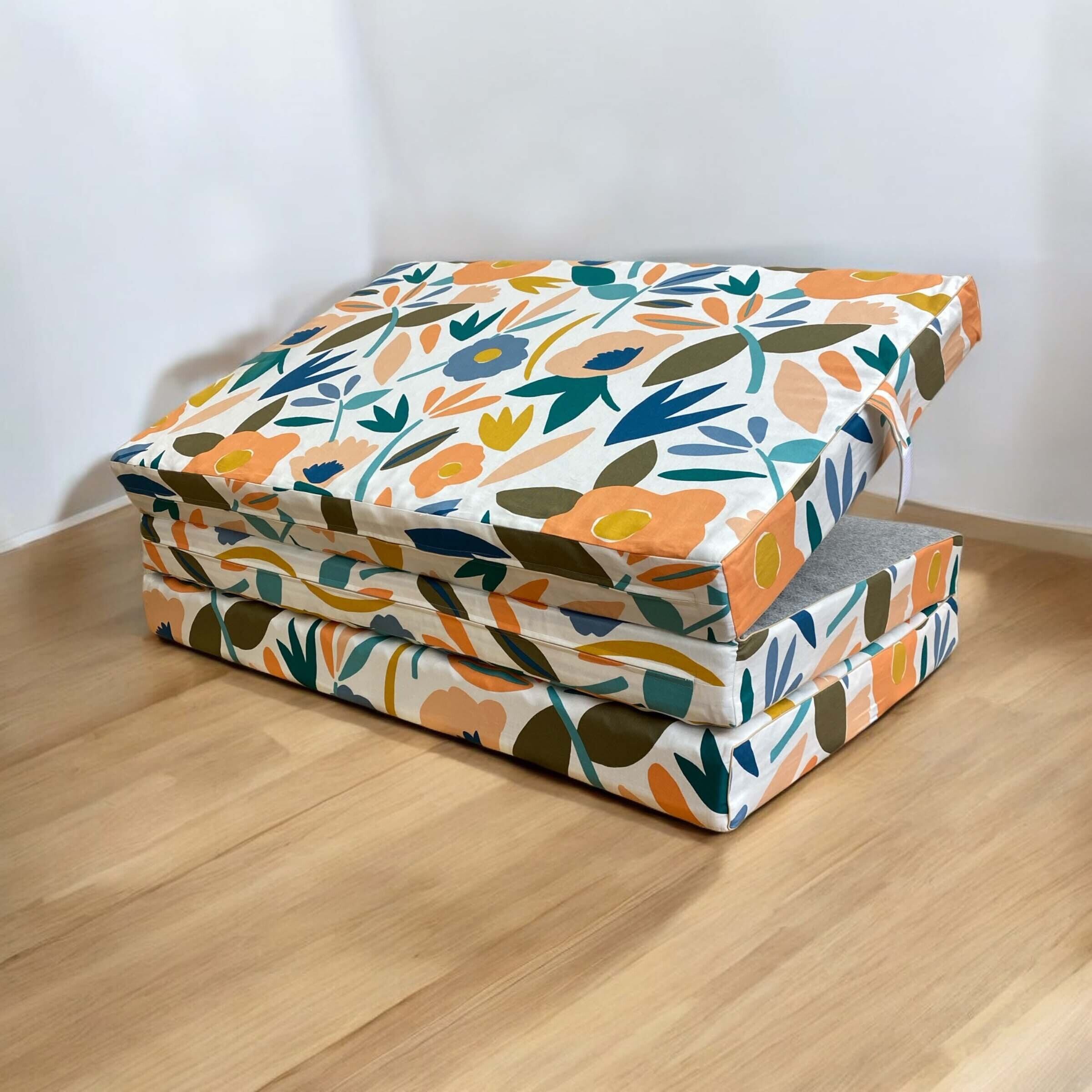 三つ折り仕様なので使わないときはコンパクトに収納