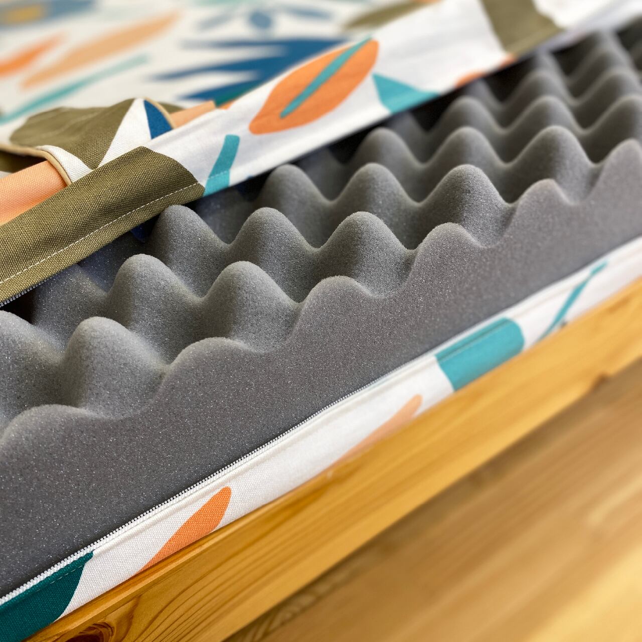 硬めのプロファイルウレタンがしっかり身体を支えてくれます