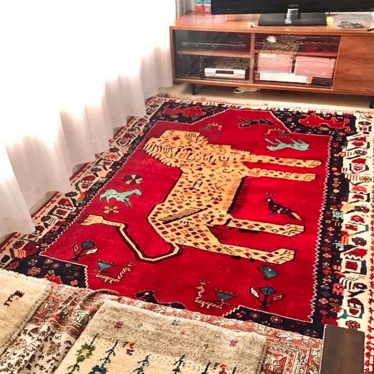 赤い基調色にライオンの黄色いボディがよく映えます！周りを囲う愉快な動物達にもご注目〜