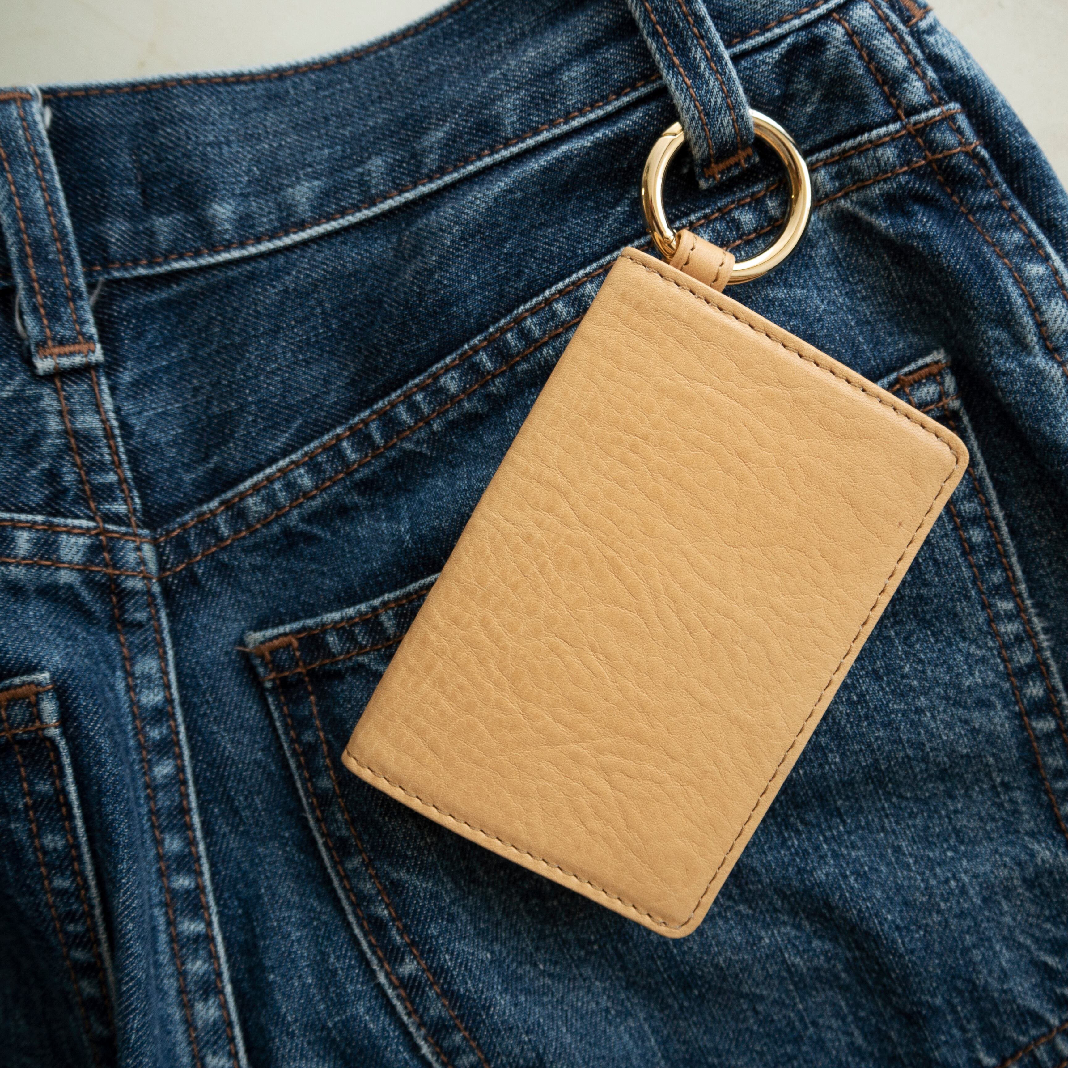 ①ベルトループやバッグに付けて身軽に写真を撮りに行けるところ！