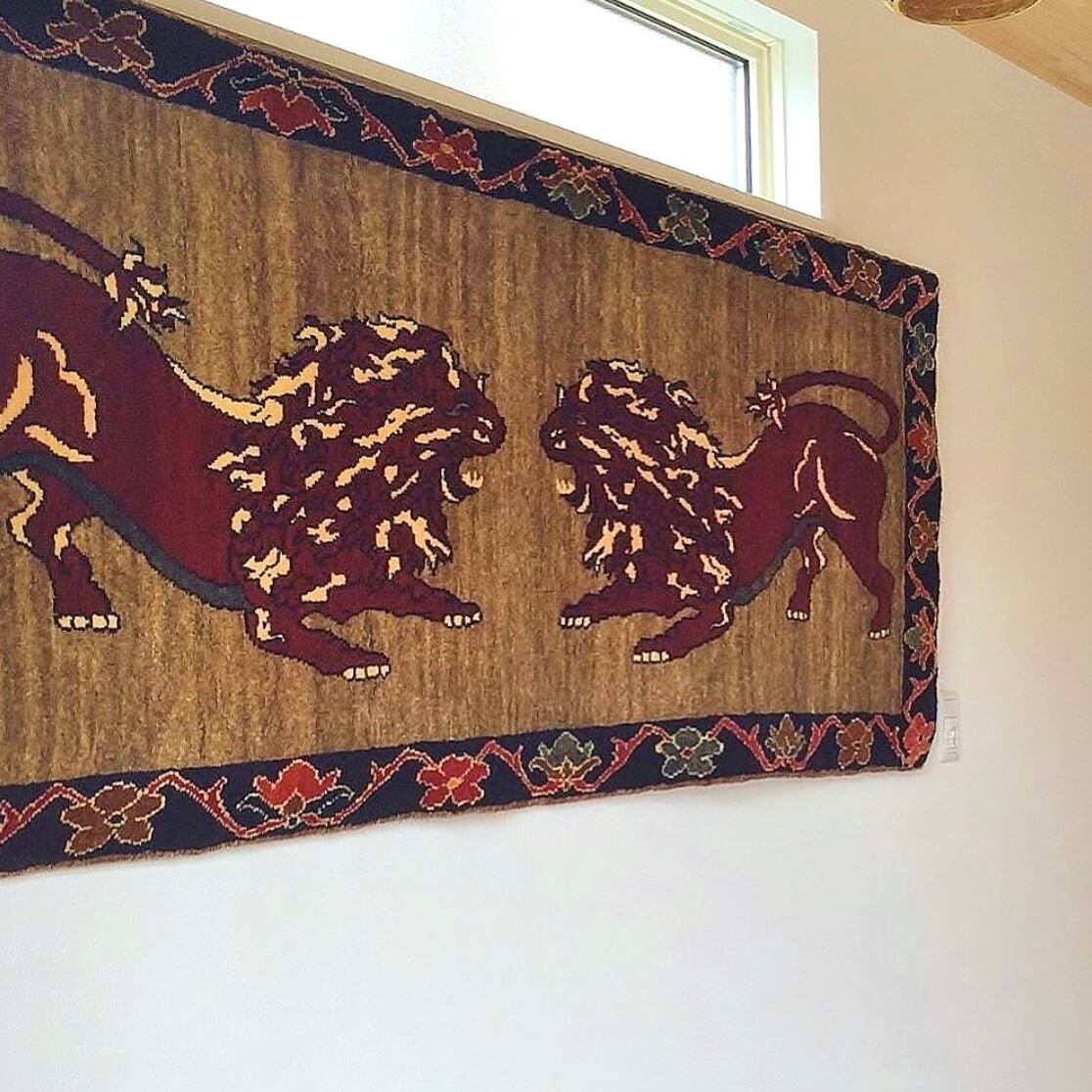 お家の見張り番！お玄関でシルエットのたくましい二頭の正統派ライオンがお出迎え