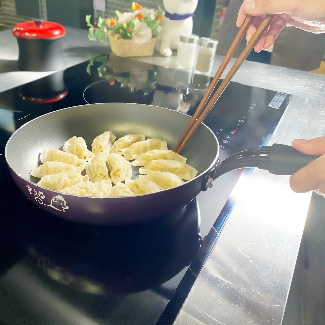 餃子など焼き料理に便利な「フライパン26㎝」