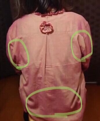 着用時。脇や背中がゆったりしています。