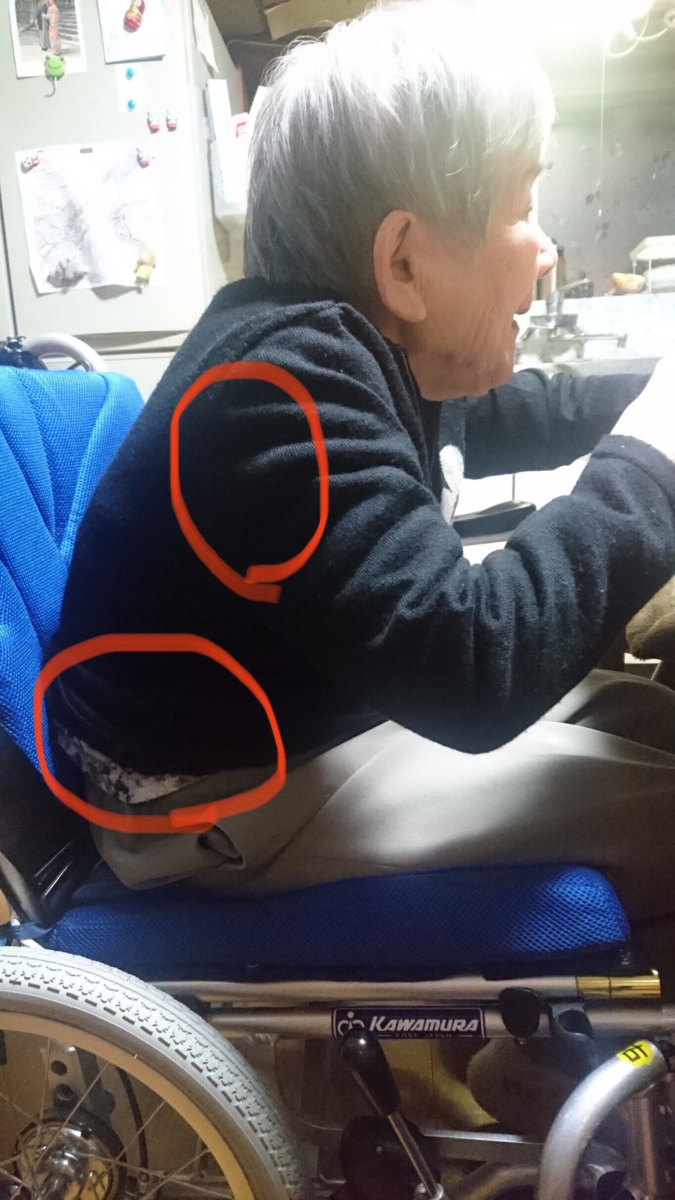 アームホールが狭いと、生地が引っ張り上げられてしまい、裾がめくれあがってきます