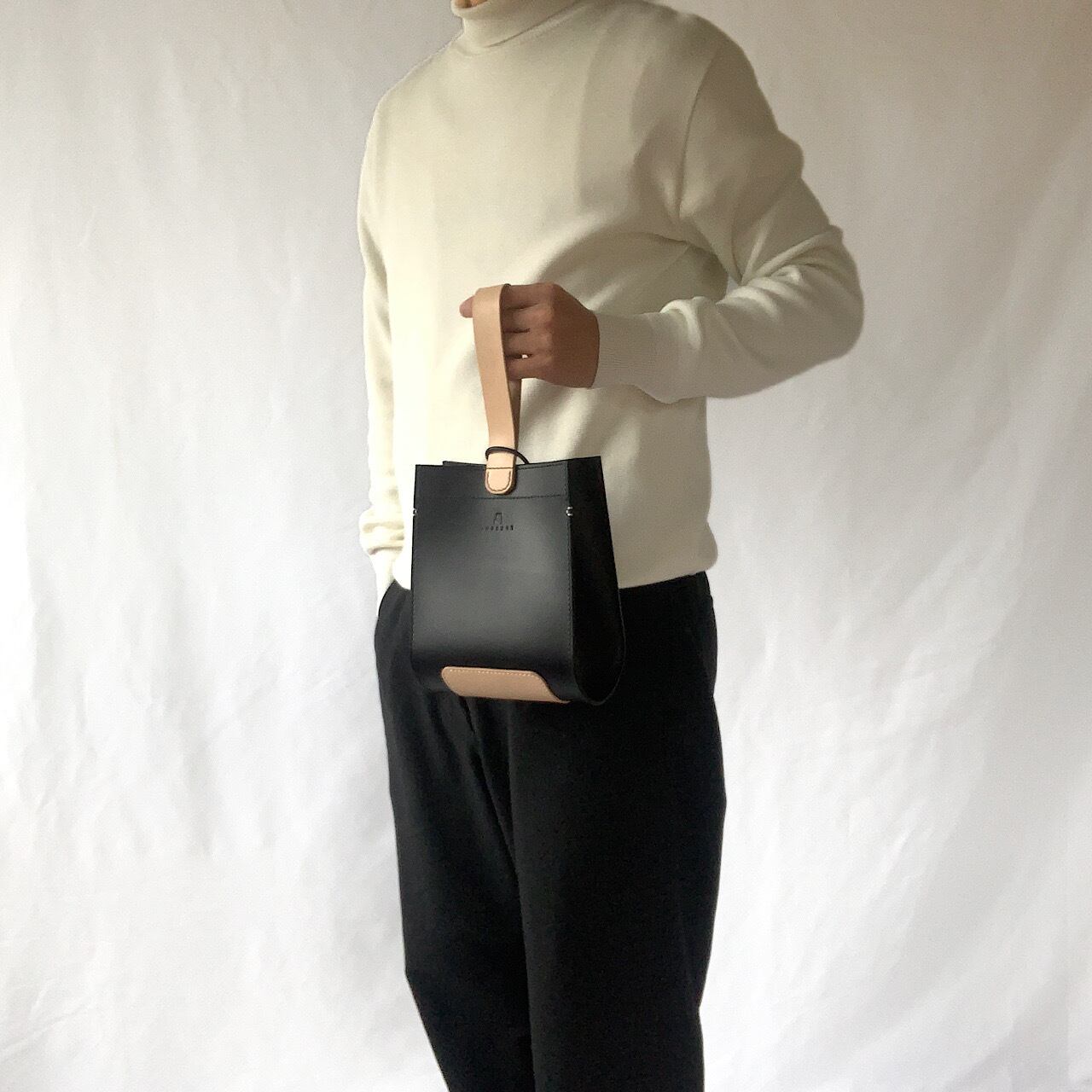 ブラックとベージュのバイカラーデザインです。