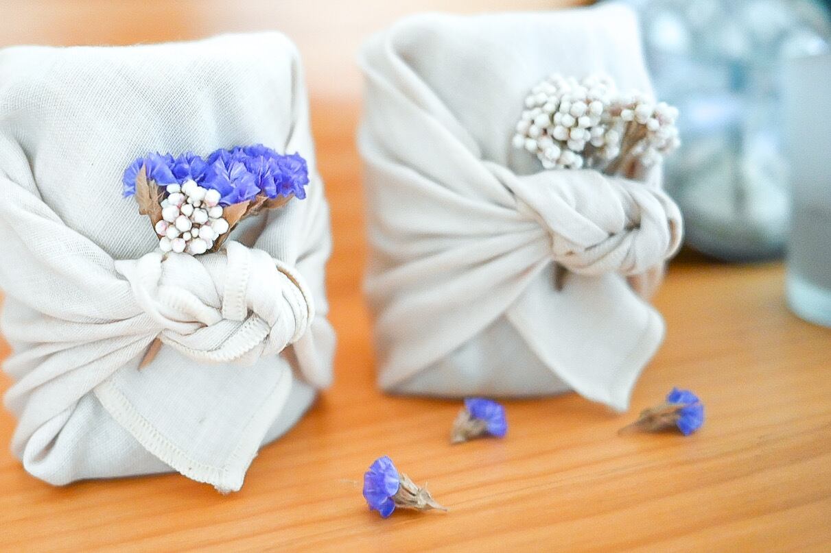 オーガニックコットンによるラッピング。お花はお渡し用茶袋を追加いただいた方に飾りつけております。