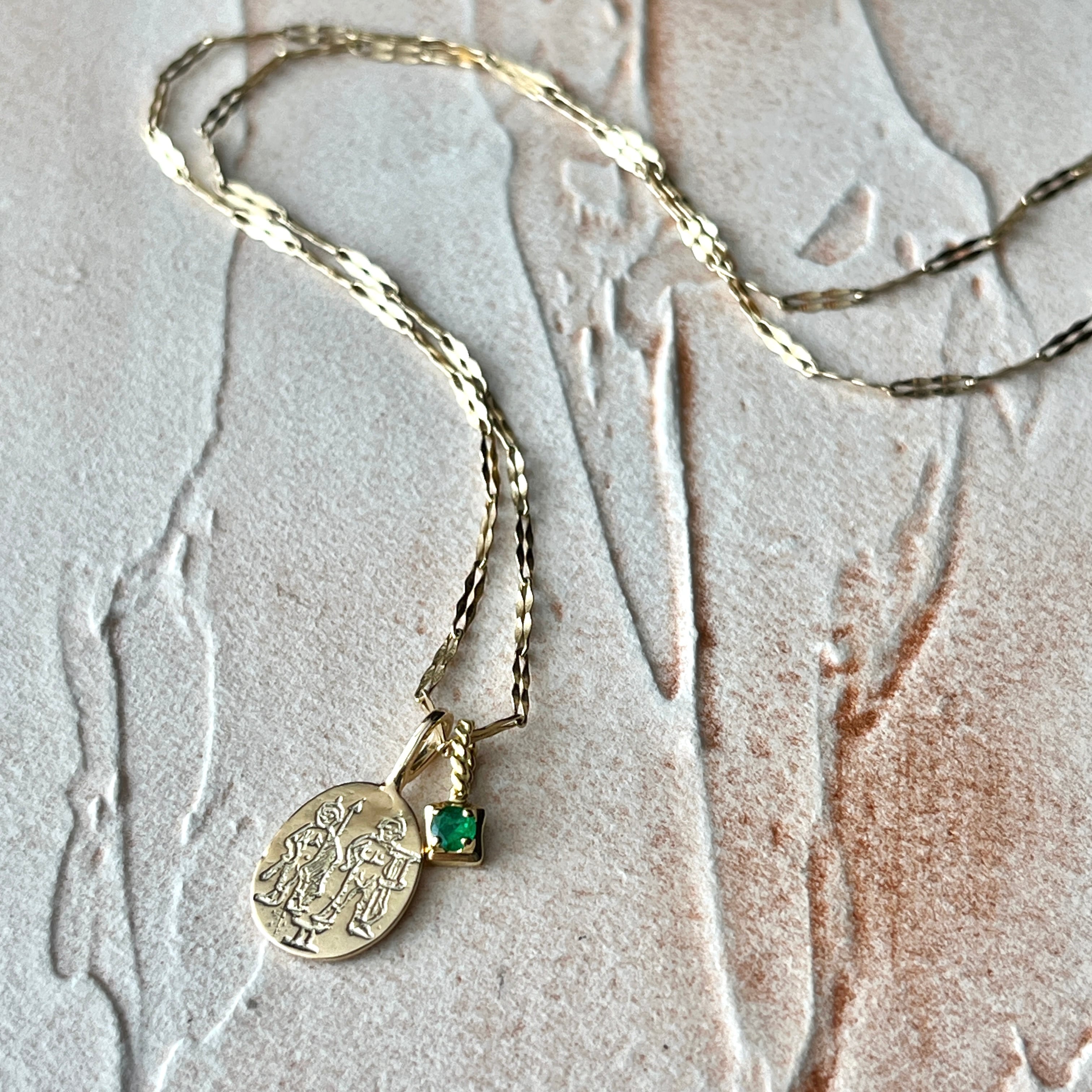 おすすめコーディネート／星座のトップ＋プチカレ・エメラルド＋デザインチェーン