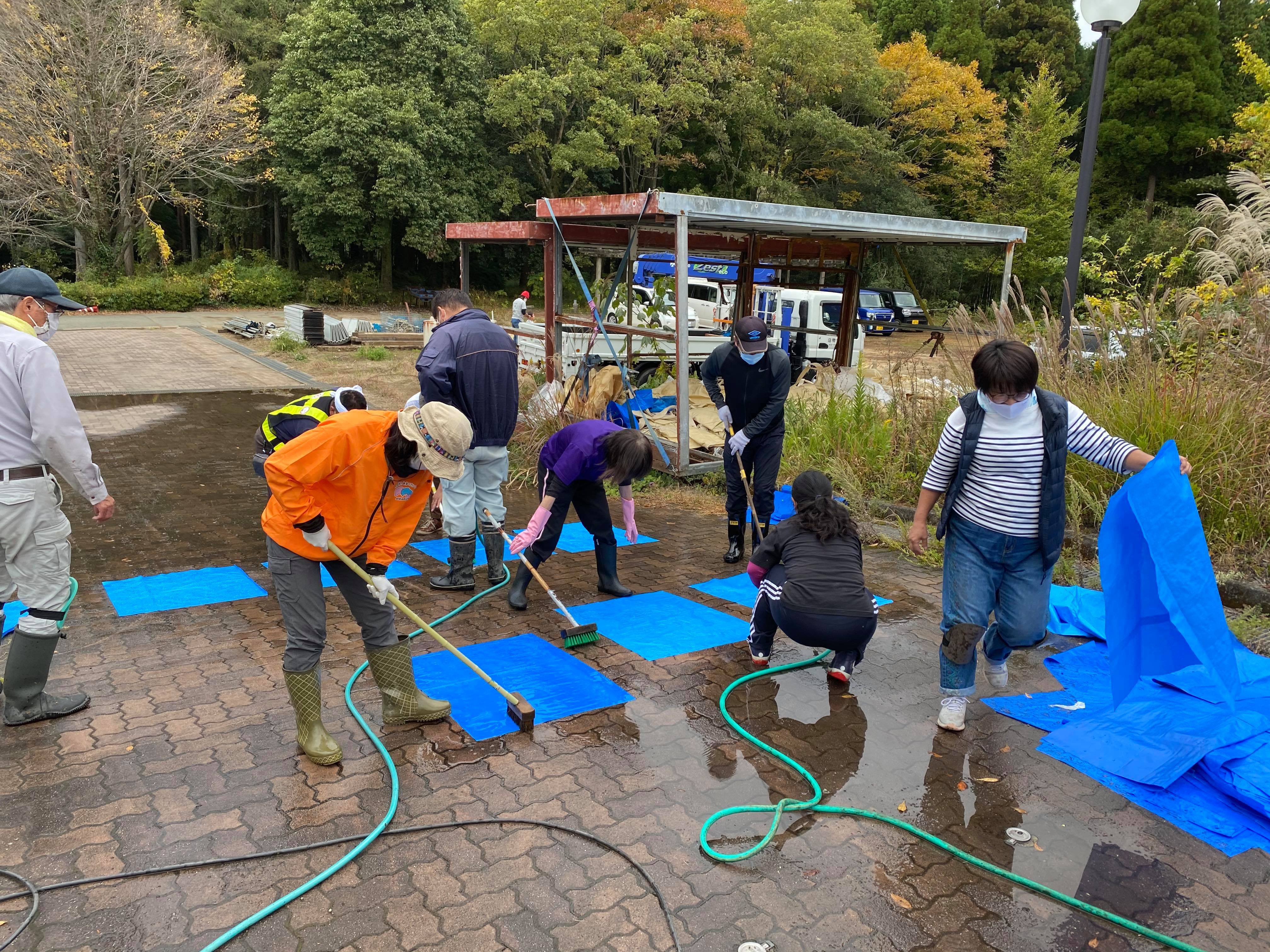 回収したブルーシートは一つ一つ洗浄しています
