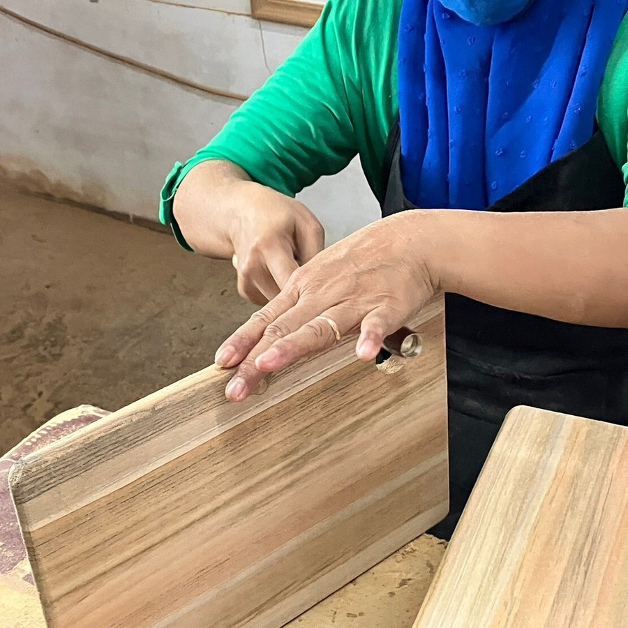 nusantaraの木製品はすべて職人さんの手作りです