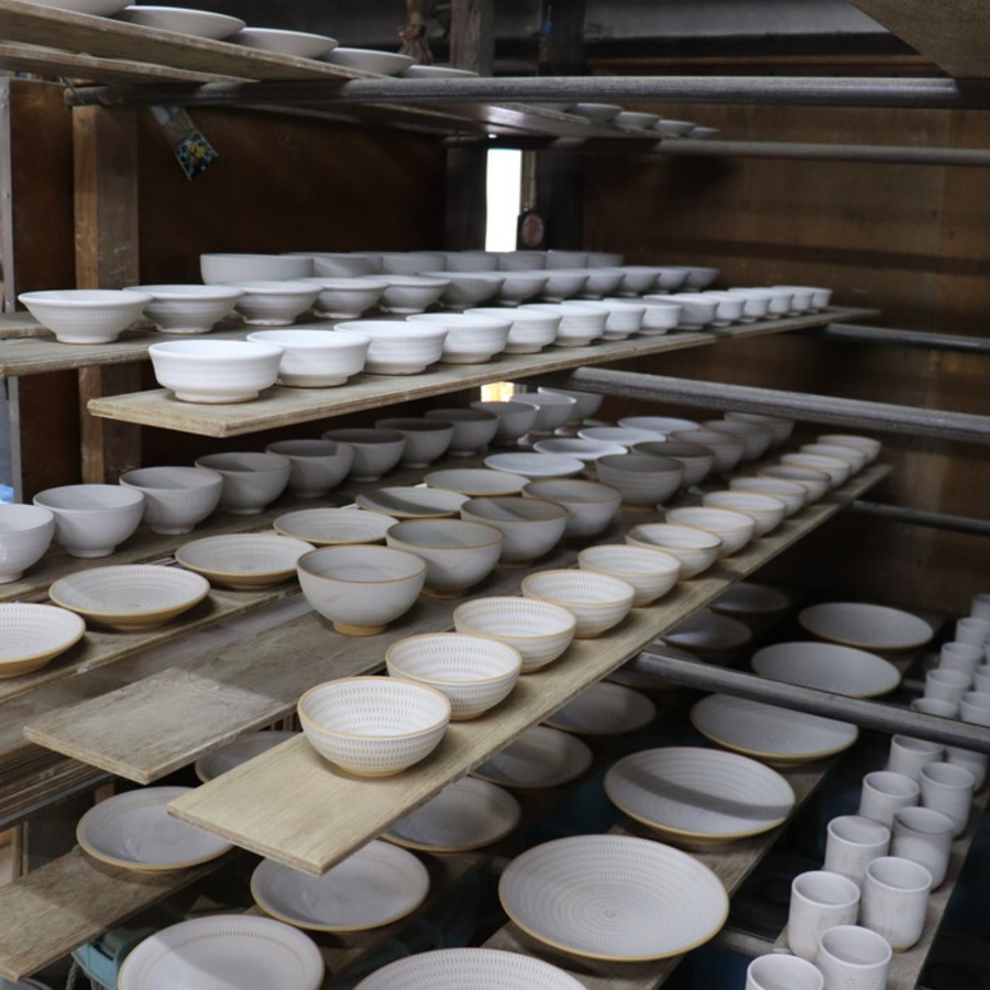 永蔵さんは、伝統的な飛び鉋を施したお皿や飯椀、湯呑などのアイテムを多数制作されています。