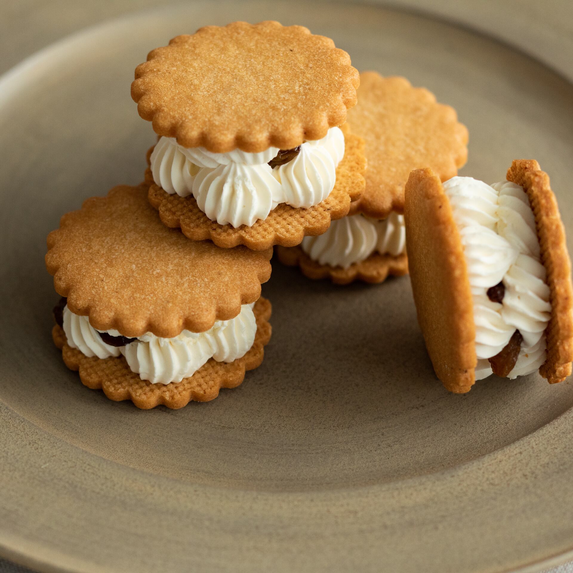 １個ずつバタークリームを手絞りです。