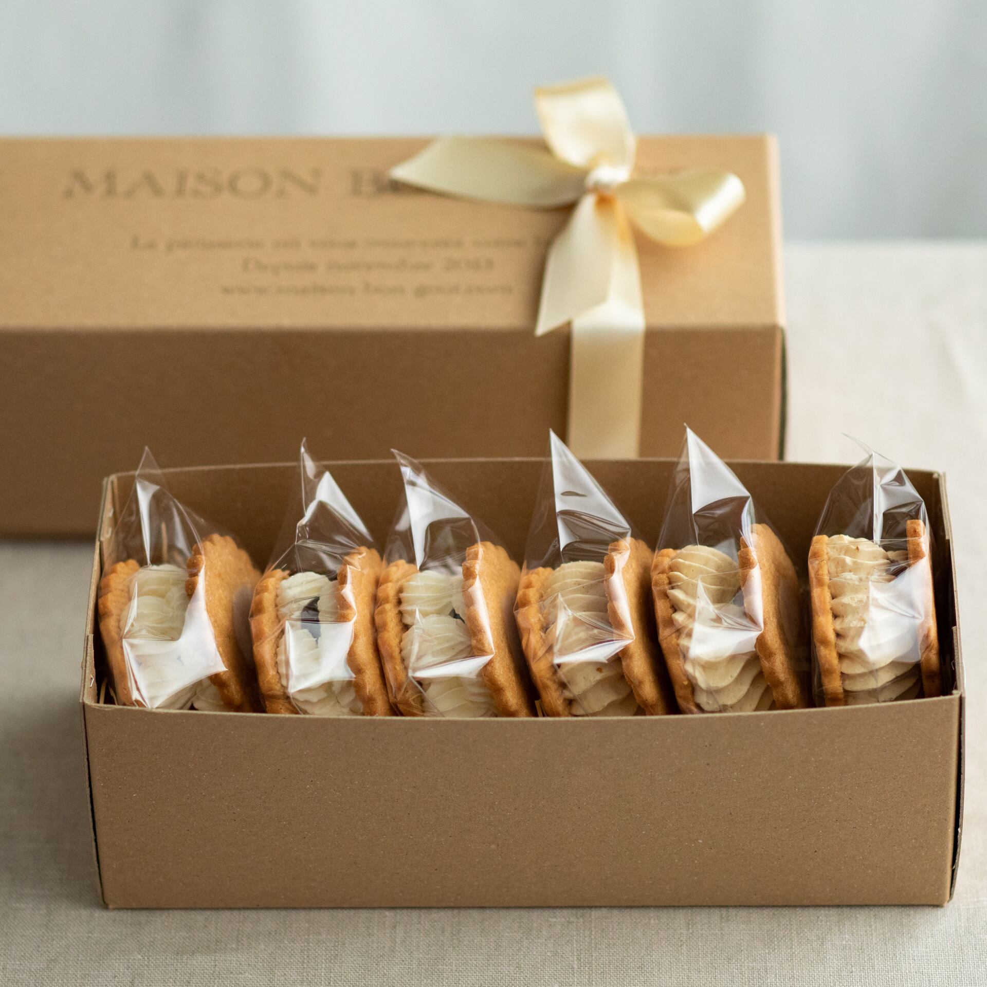 オリジナルギフト箱に入っております。