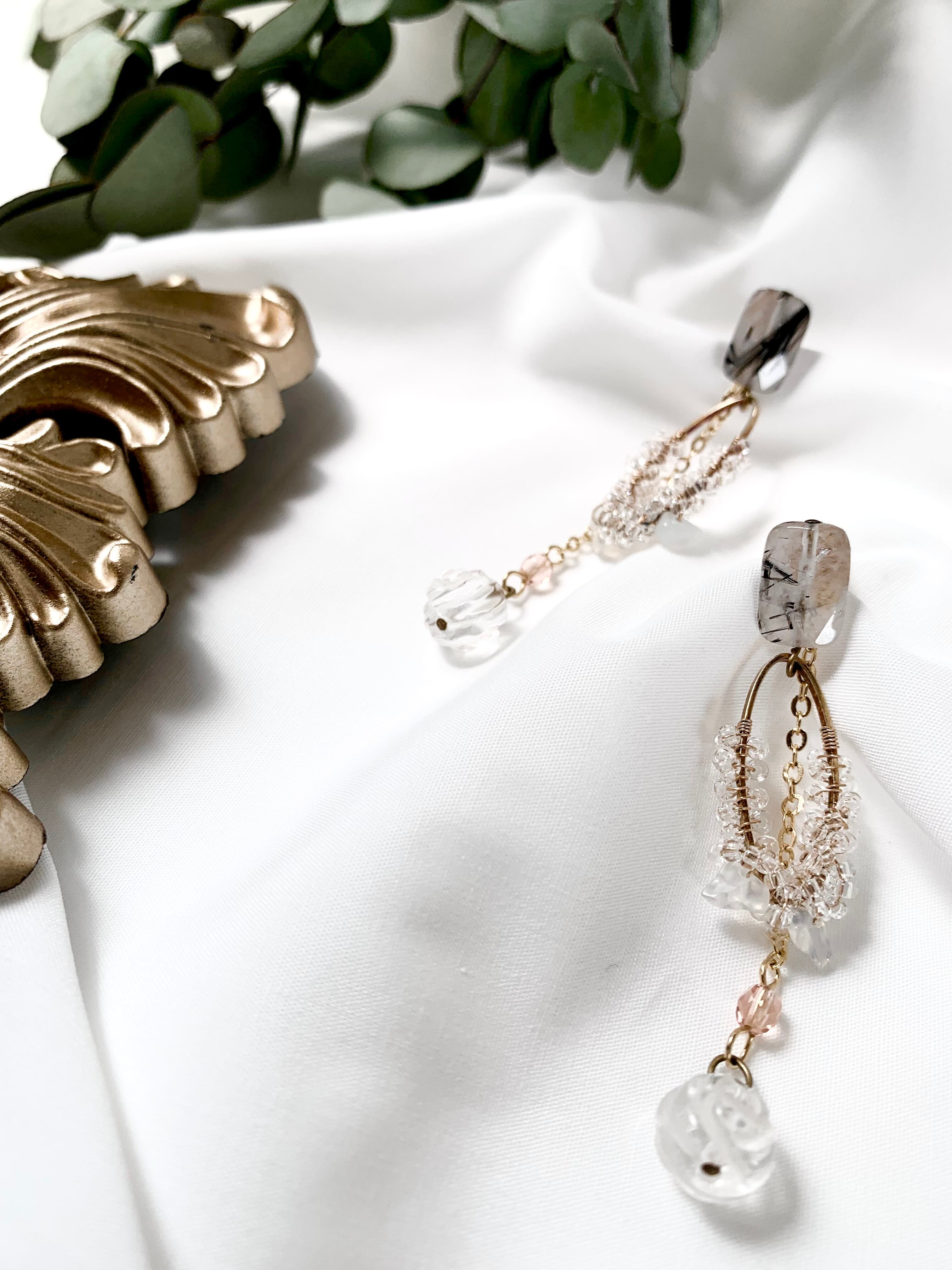 水晶が付いた綺麗めデザインのトルマリンクォーツ