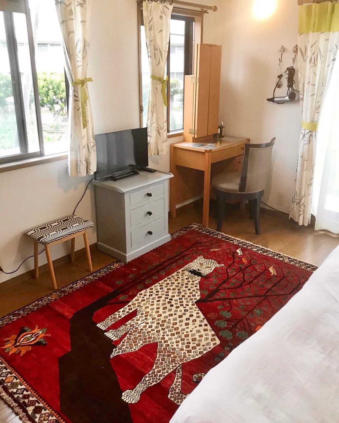 素敵な「相棒」のいるお部屋は退屈しませんね！お玄関マットにもライオンやヒョウのギャッベは人気です♪