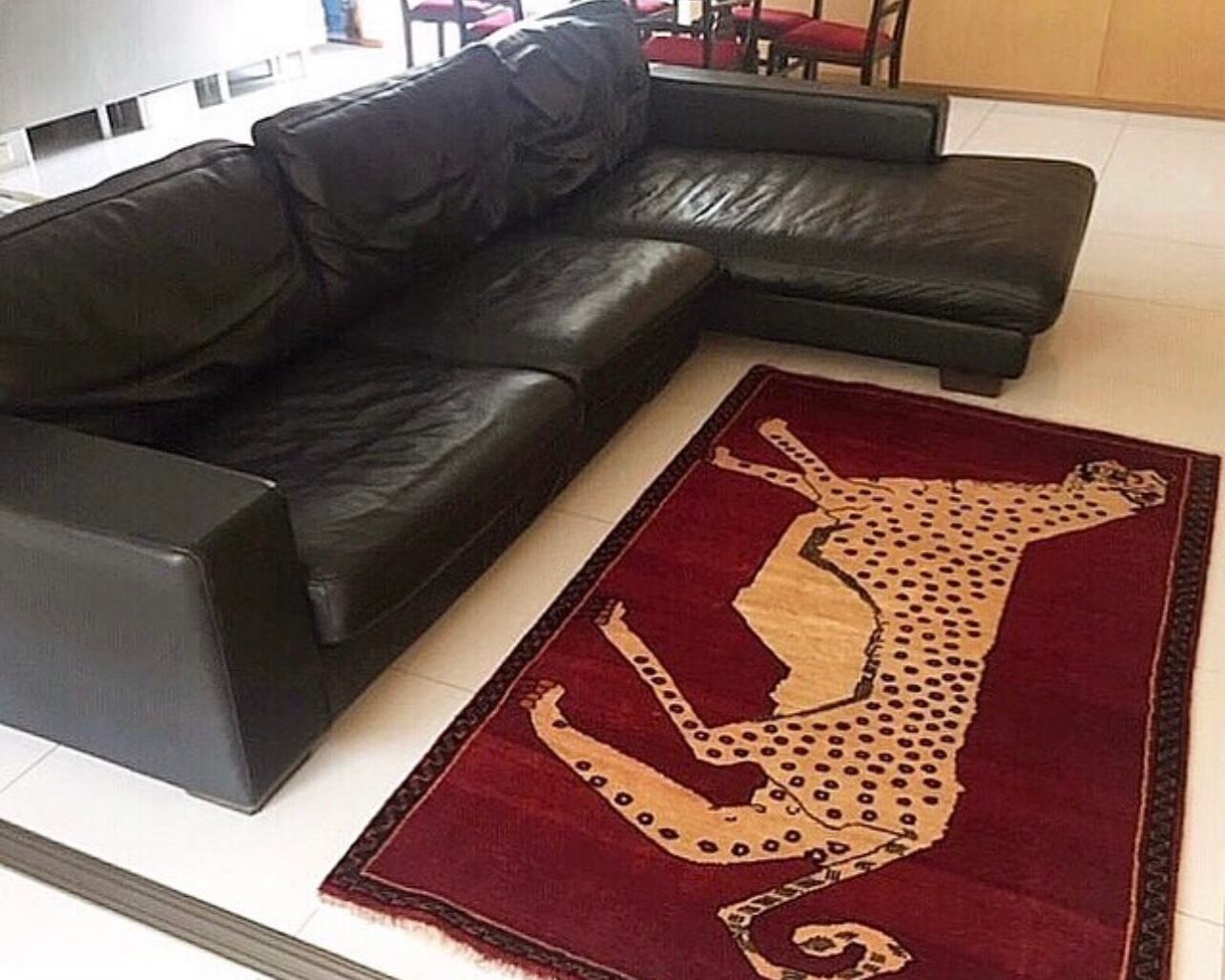 ブラックのレザーソファと合わせると渋カッコ良い雰囲気に！