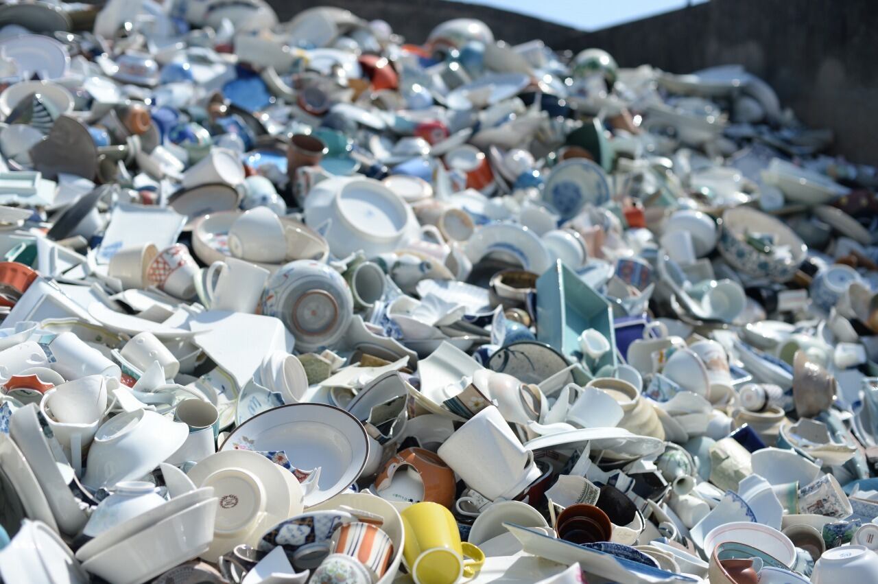捨てられた陶磁器