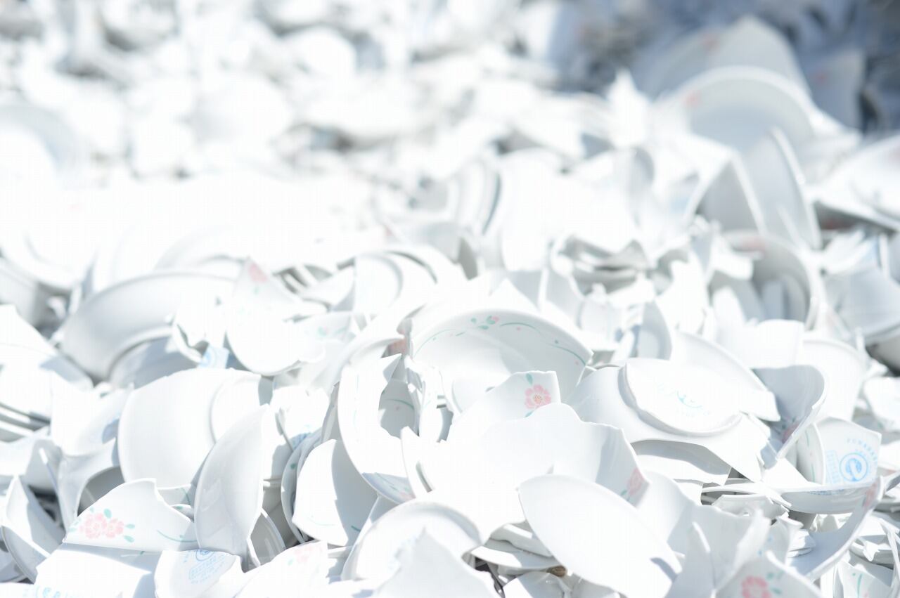 捨てられた陶磁器