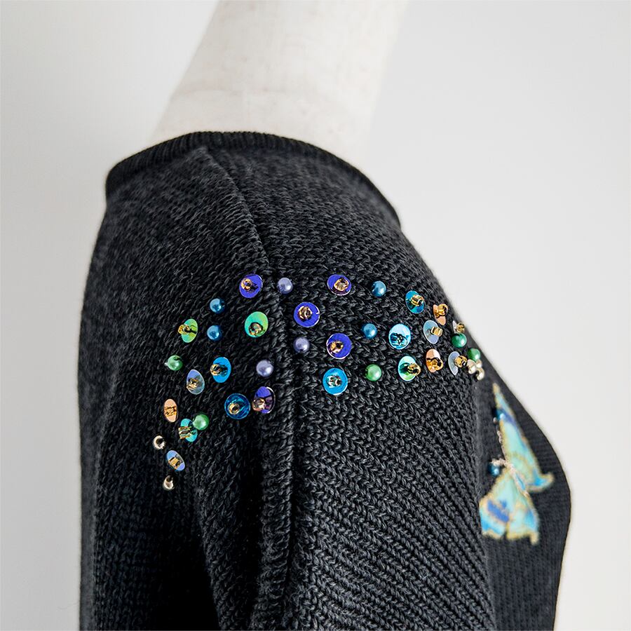 まるでビーズが、蝶々をどこかへ招いているよう