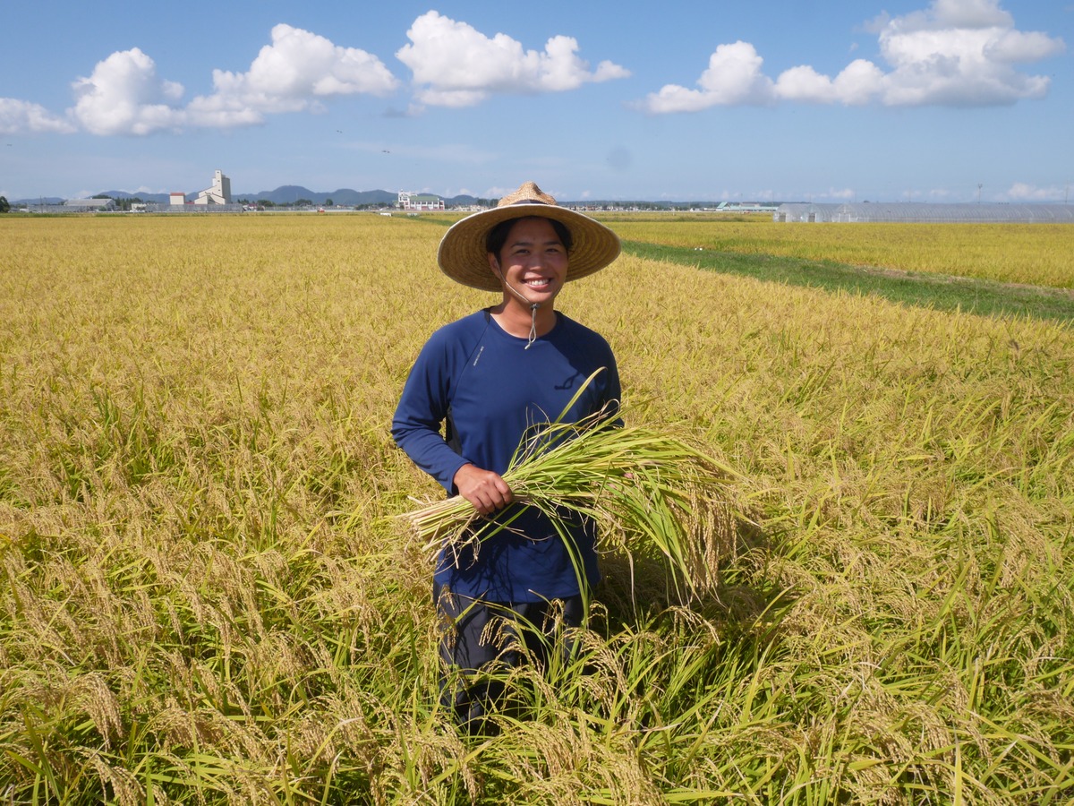 竹原田ファームの斎藤さん。米づくりのこだわりを話すその眼差しは、黄金に輝く稲のようです。