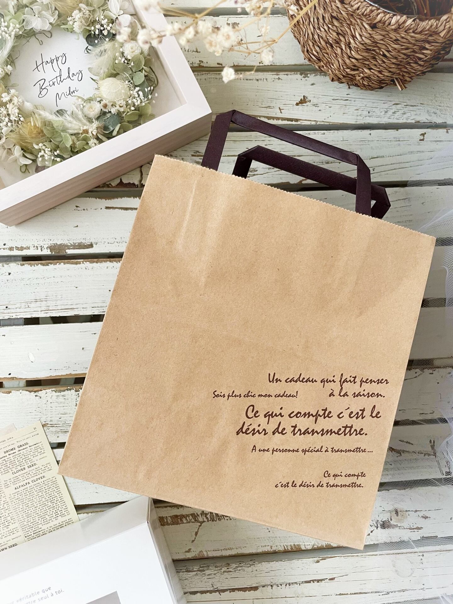 お渡し用の紙袋もお送りします。(ギフト直送を除く)