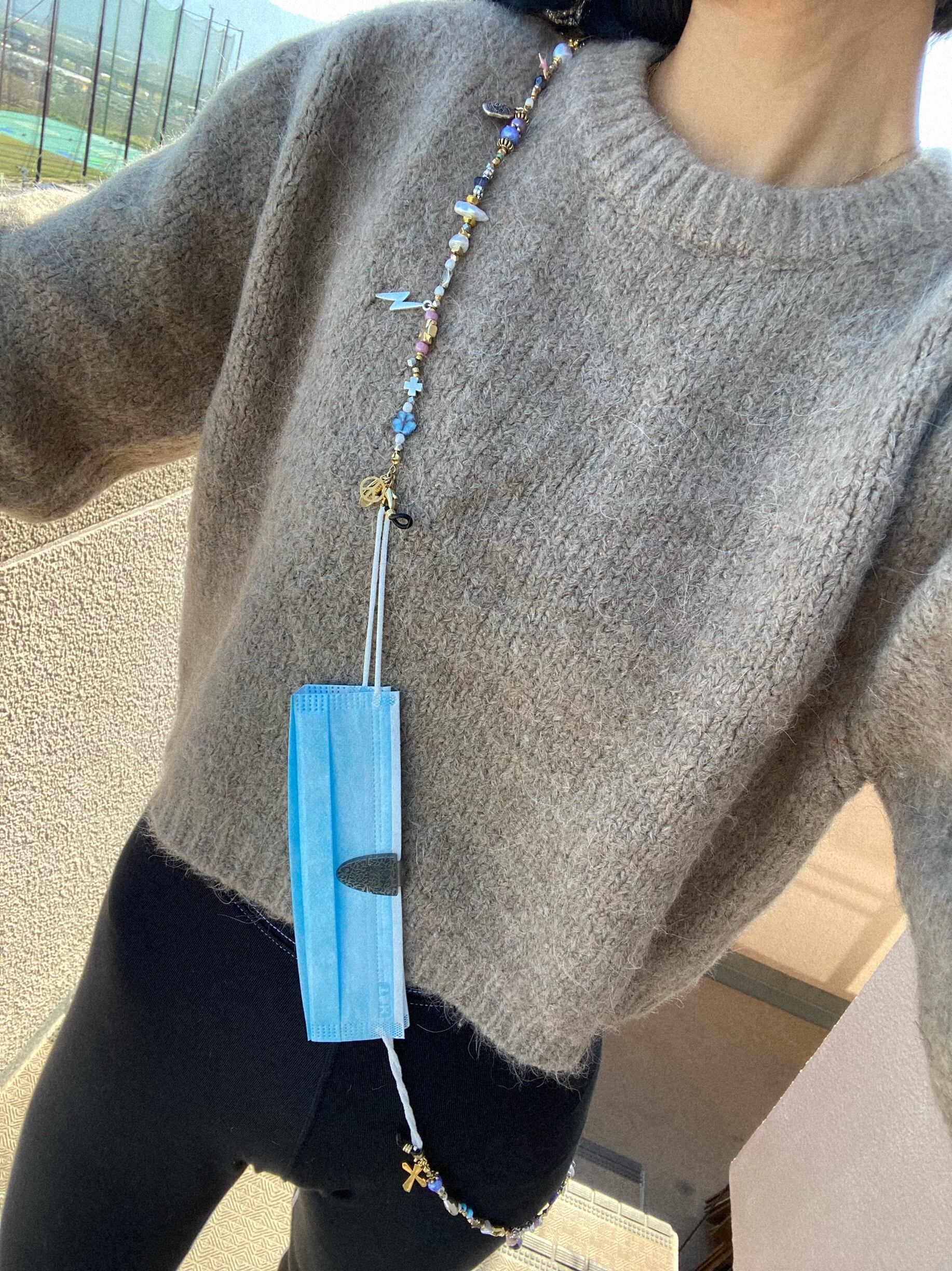 外したマスクをたたんで留める