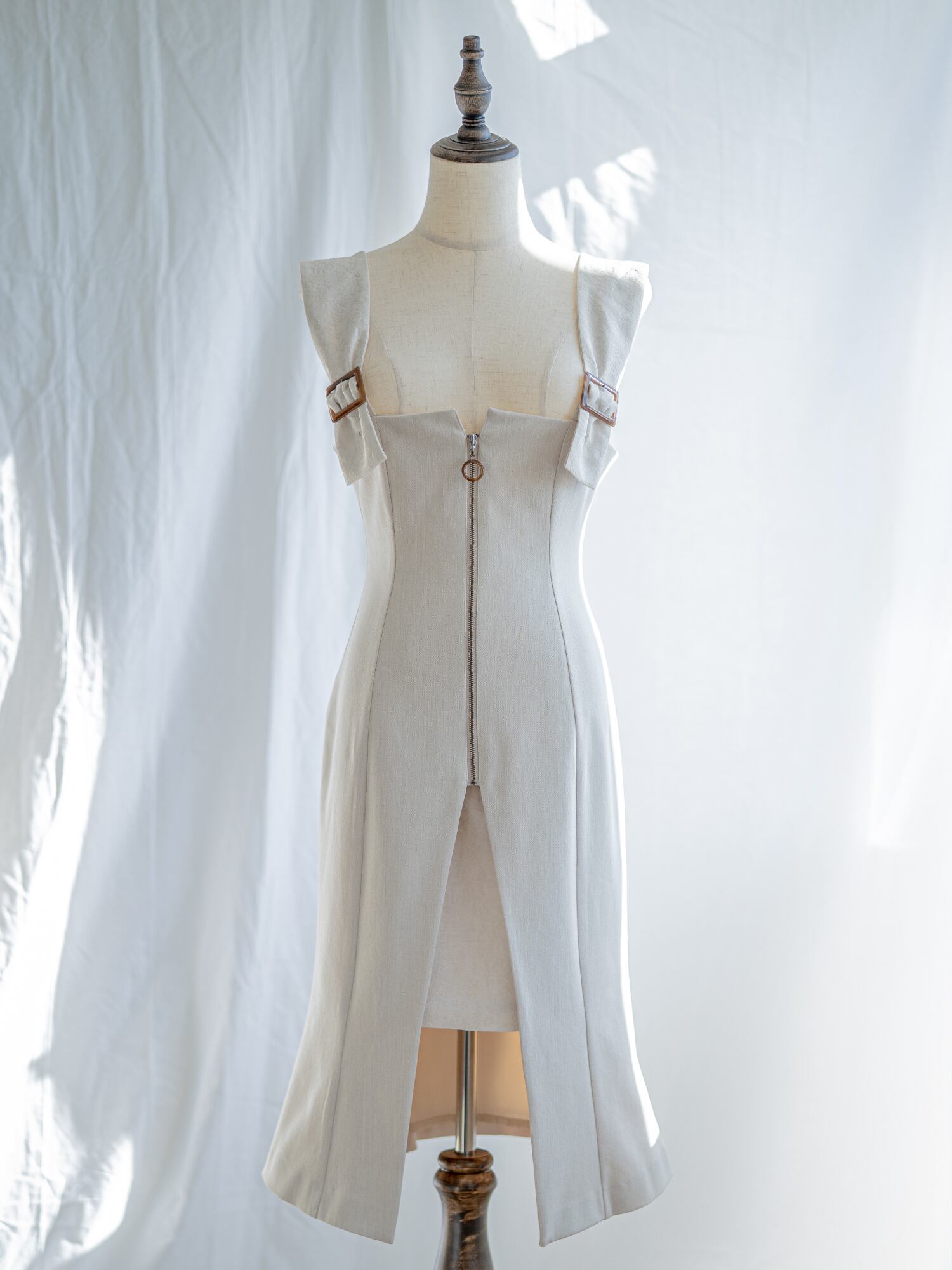 ベージュ × ホワイト