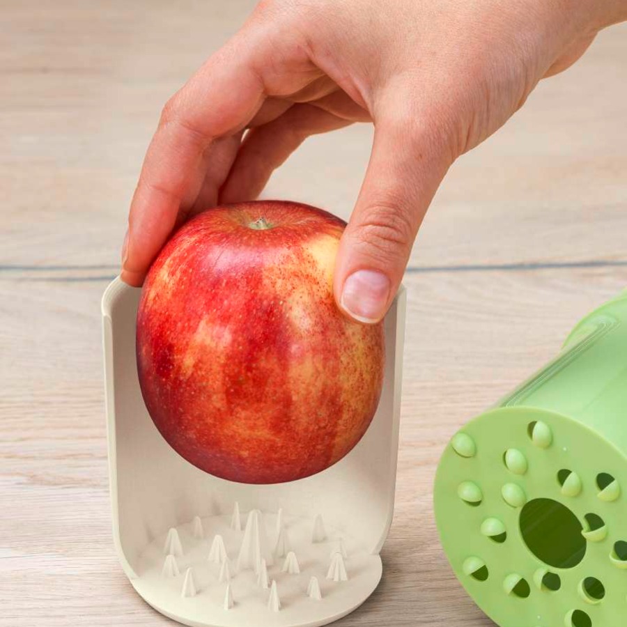 リンゴを容器の突起へしっかり刺します。