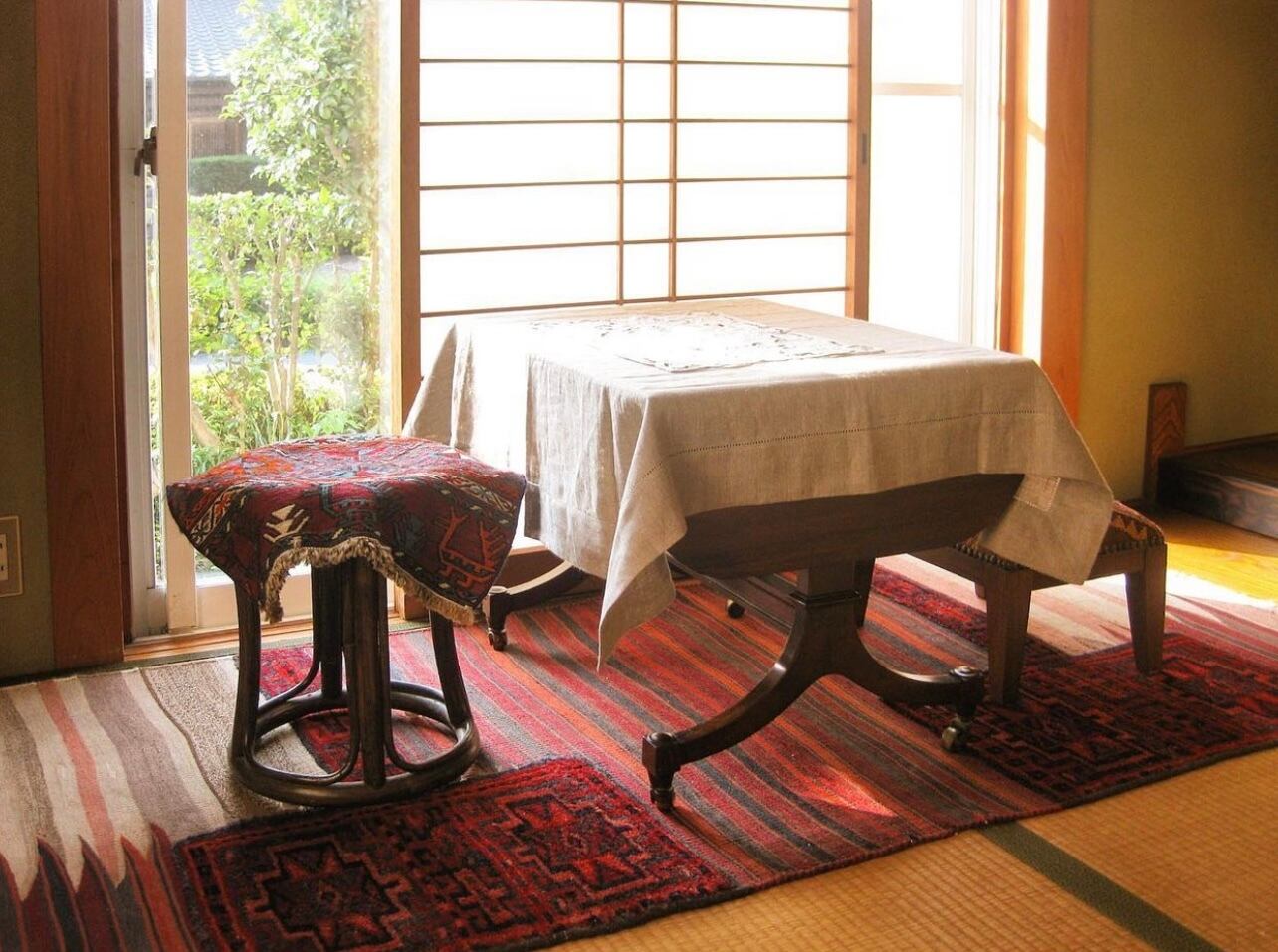 直線的な紋様が多いので、畳の上でも相性抜群！渋カッコ良くなります。