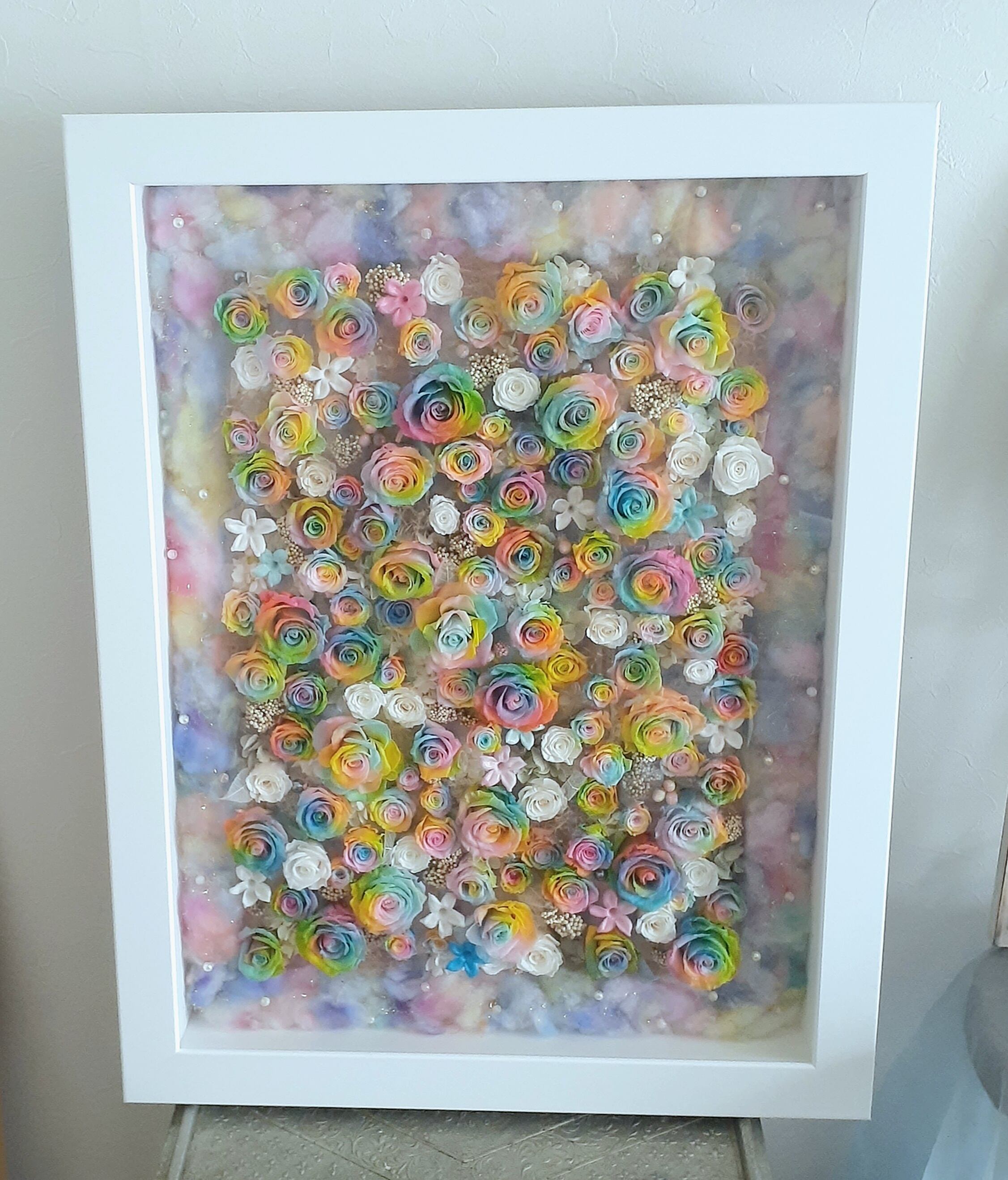 オフィスに☆レインボーローズ尽くしの大判フレームアレンジメント