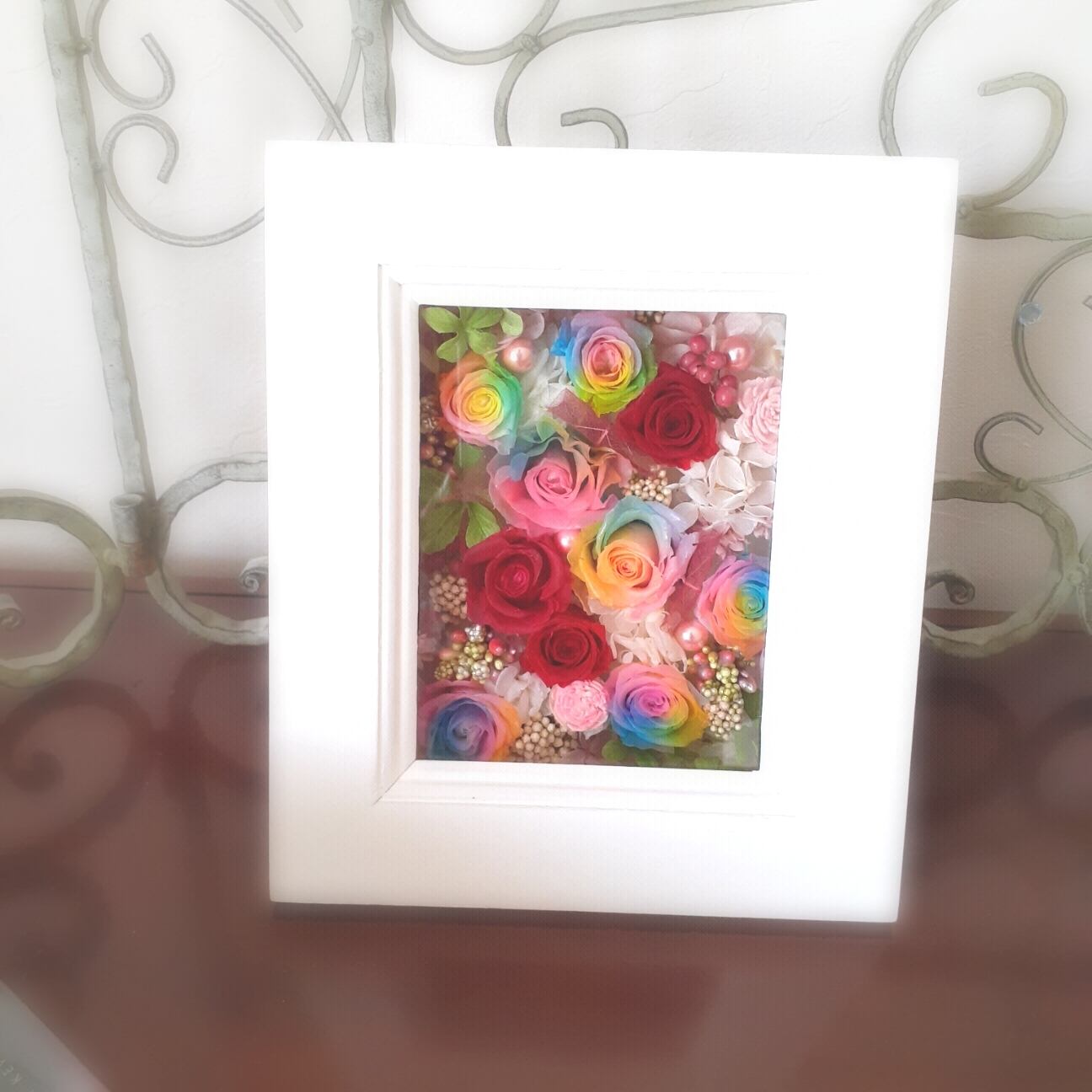 ギフトに☆ポイントに赤バラを合わせたフレームアレンジ