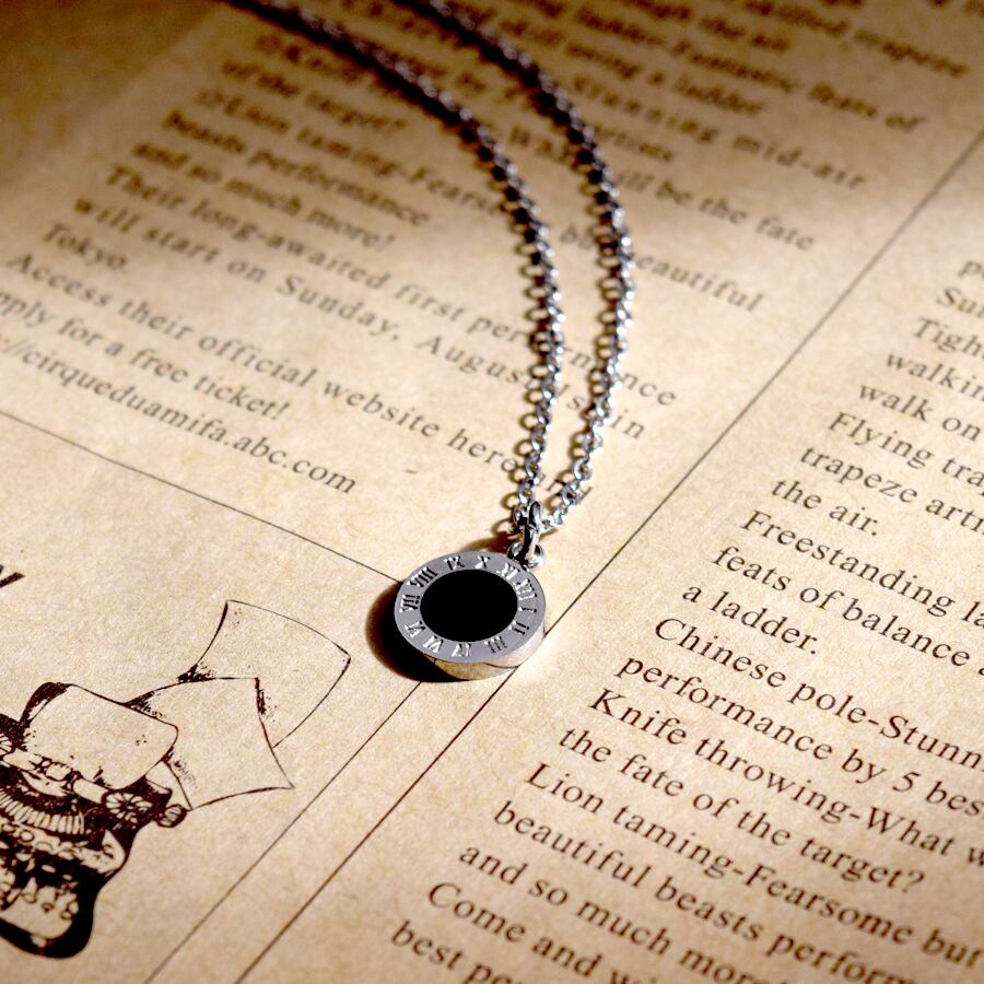 ラグジュアリーなローマ数字デザインのネックレス