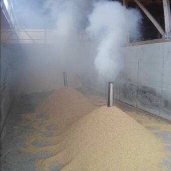 籾殻をゆっくりいぶして燻炭にします