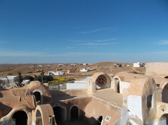 古い穀物庫を利用した異世界感漂う建物群