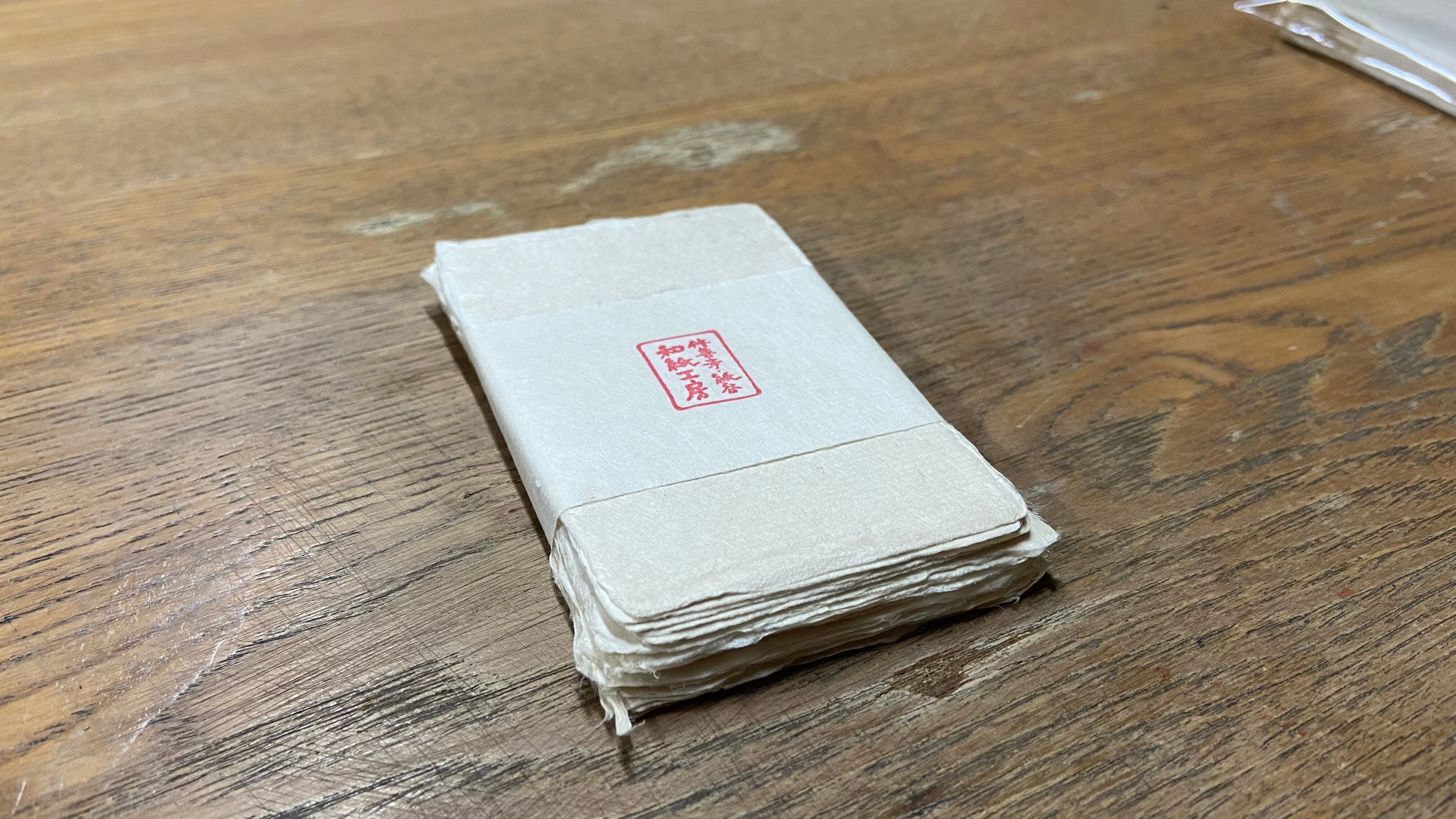 三椏。比較的繊維が短いため、柔らかく艶のある紙となる。修善寺紙といえばコレ！