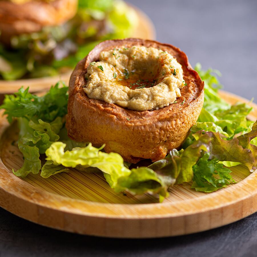 オープンサンド (フムスとオリーブオイル）