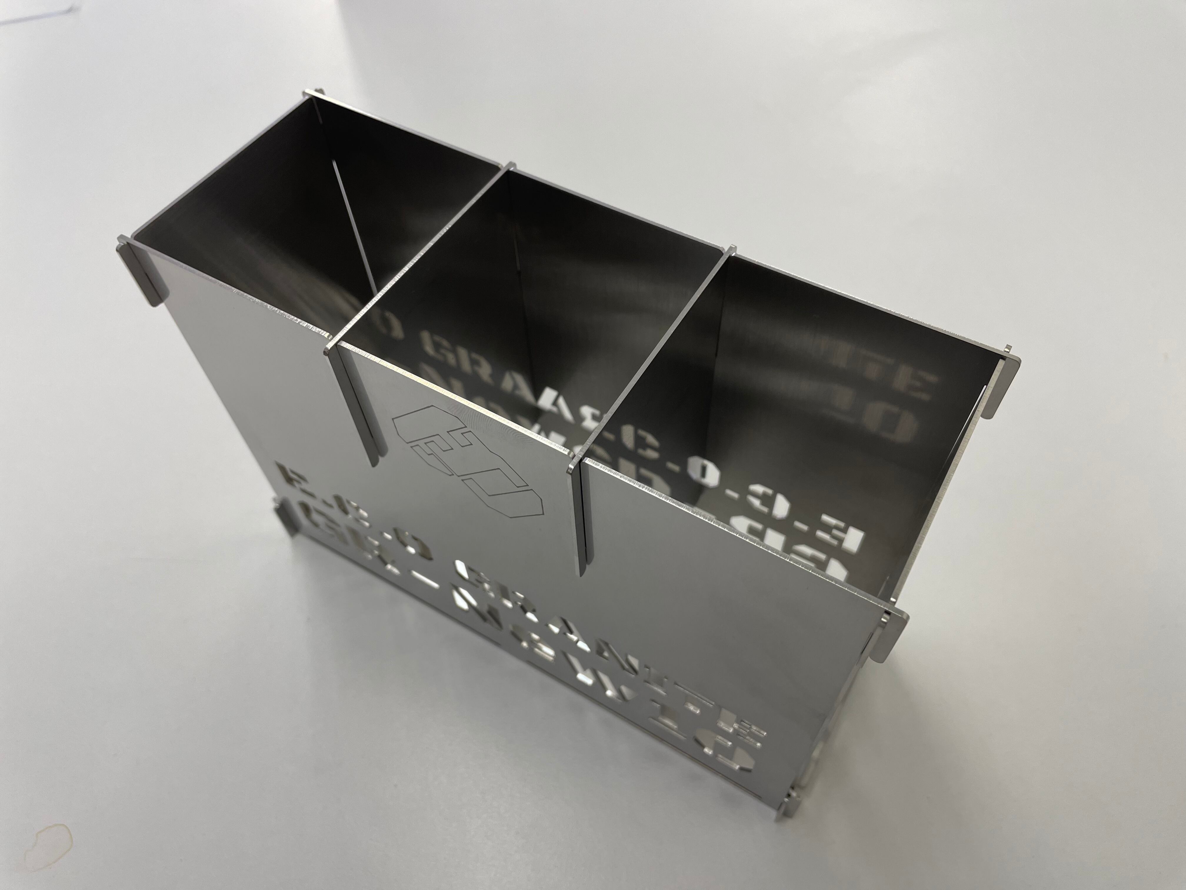 ④仕切り板2枚を前後の背板上部の切り込みにそれぞれ差し込む。