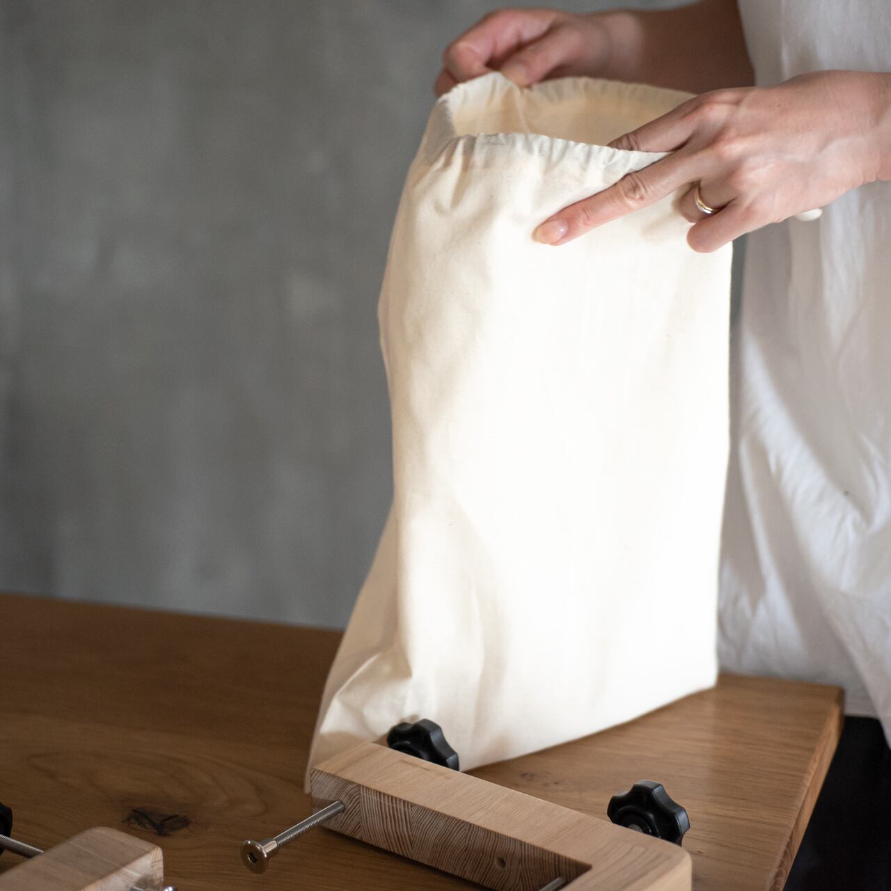 テーブルの刺繍台 | Colorbucket by Lemmikko