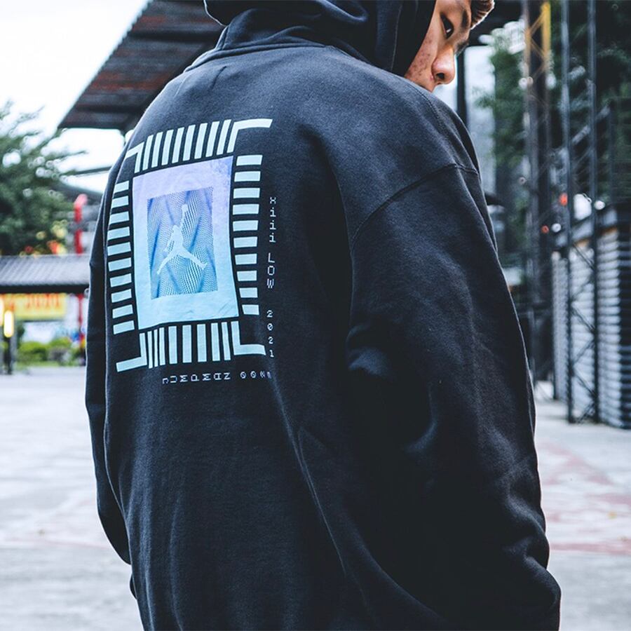 黒ベースなので、スニーカー、キャップとも相性は抜群です。