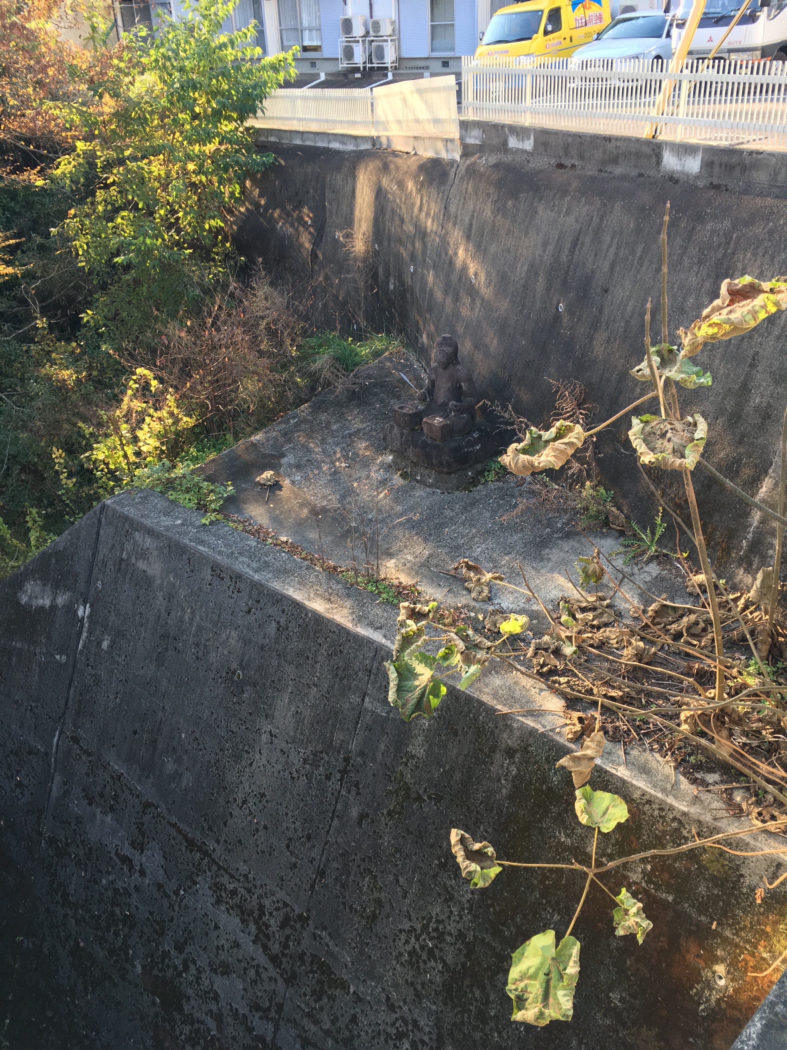 鶏沢の滝を守る不動明王座像。階段や道がないので前まではいけない。