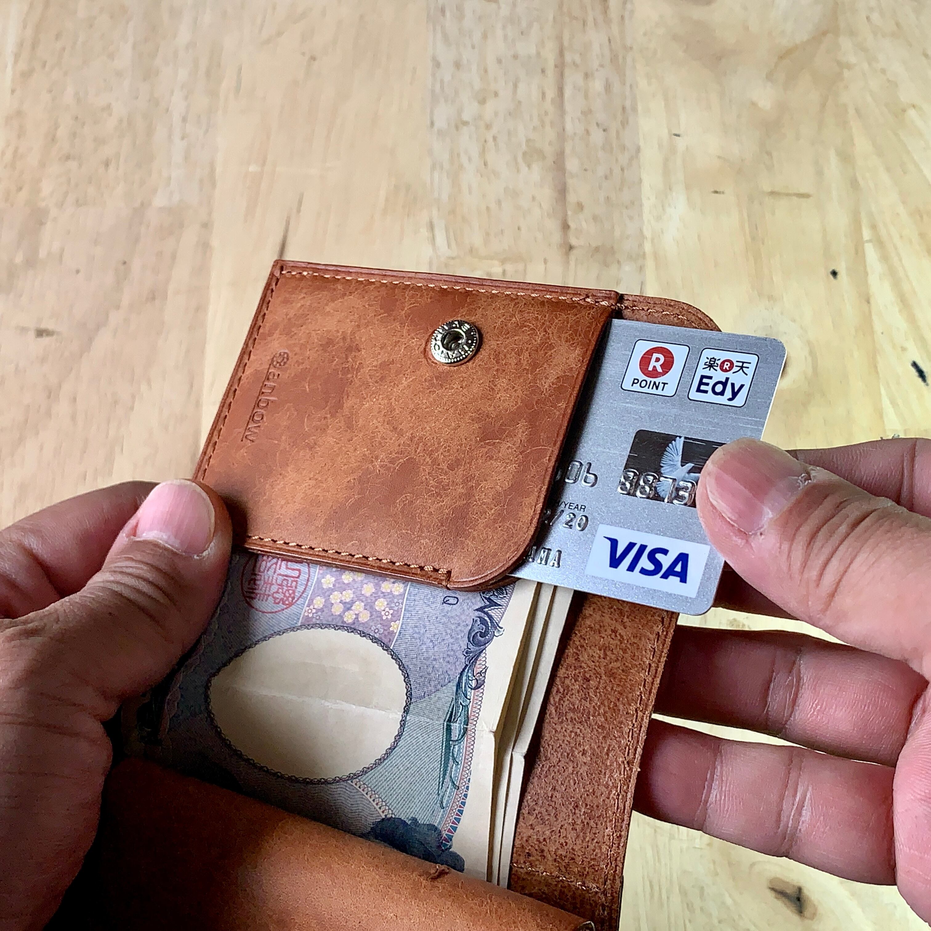 札バサミに1箇所（約2枚は重ねて収納可能。）