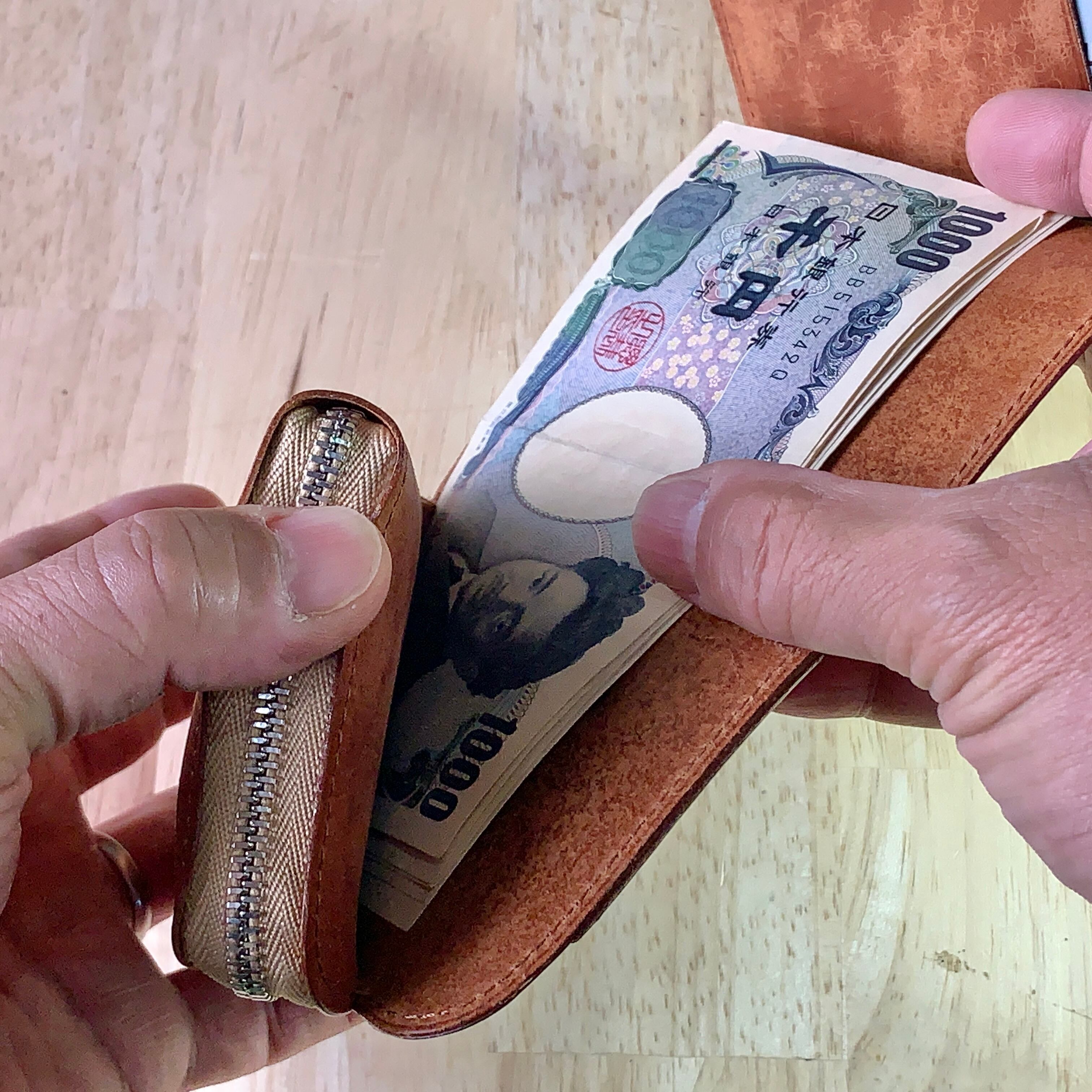 お札入れの仕切りが無いので、幾らあるのか確認でき、出し入れもしやすい