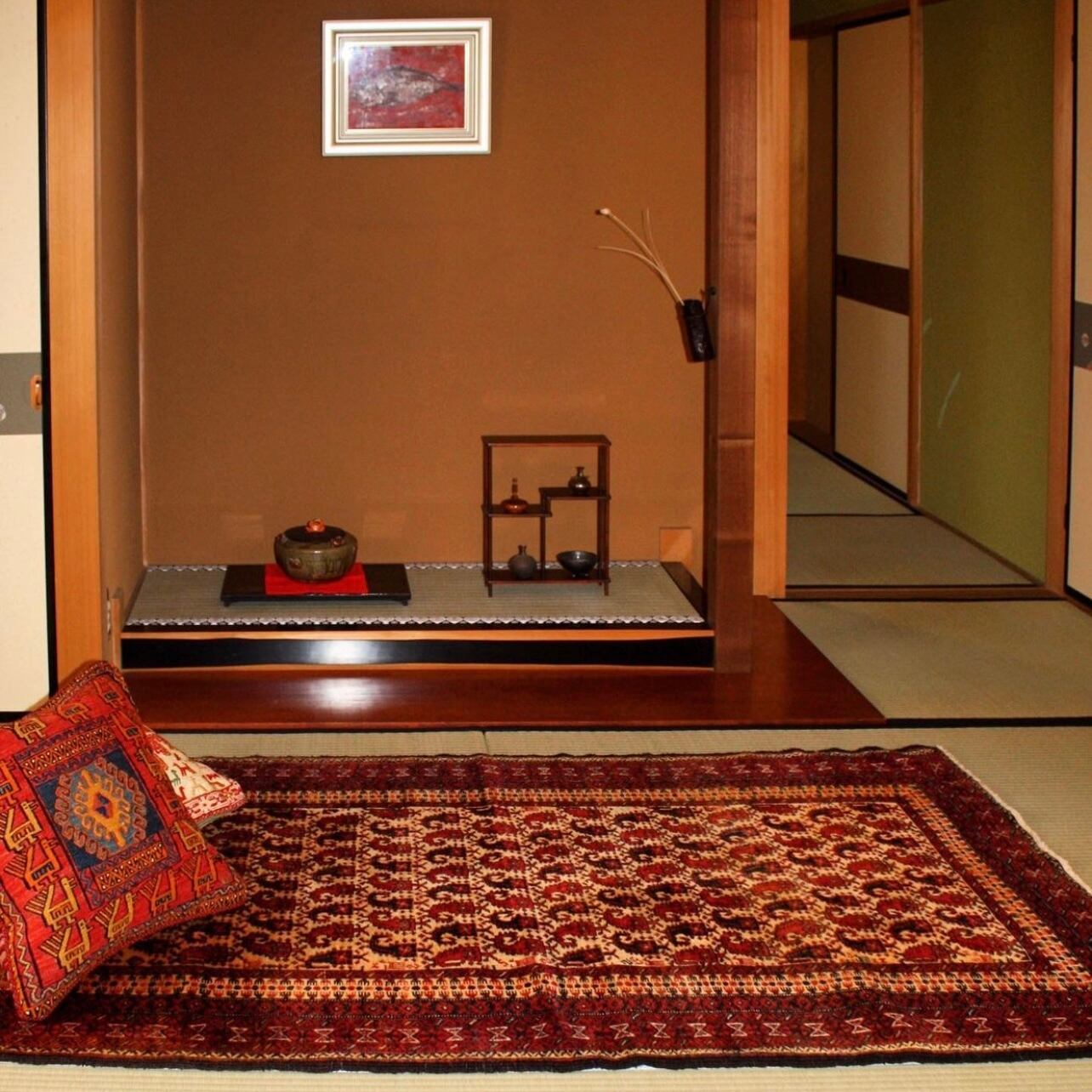 ペルシャ絨毯の中で、最も東洋的なデザインと言えるバルーチ族の絨毯は、和室との相性も抜群です！